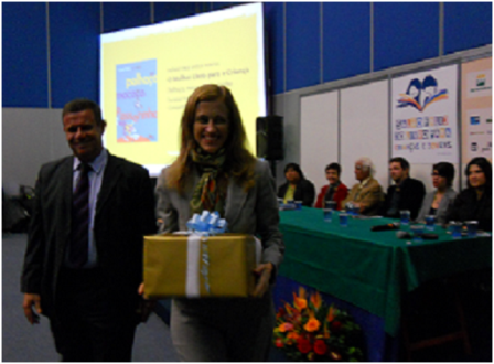 Claudia Costin recebe do presidente da AEL Antonio Carlos de Carvalho alguns dos livros doados