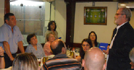 Rui Campos da Travessa, à direita, agradece a Antônio Carlos, Galileu, a homenagem da AEL