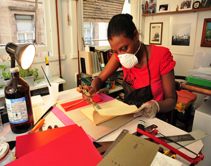 Flavia Tavares presta socorro a um livro (Foto: Antonio Batalha)