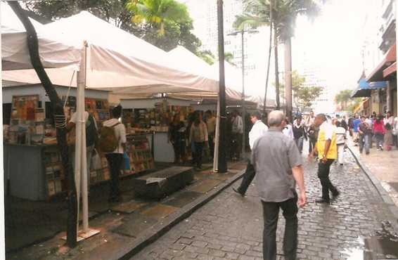 Feira montada fora do calendário oficial, na rua Uruguaiana, ocupa a calçada