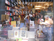 Cliente folheia o Poema Sujo, de Ferreira Gullar, em edição da Confraria dos Bibliófilos do Brasil